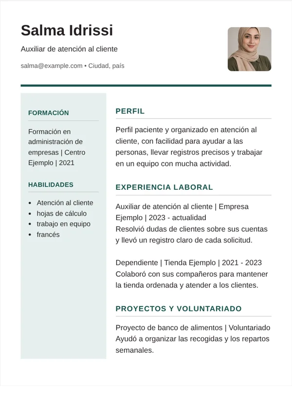 Columna izquierda diseño de CV con datos de ejemplo ficticios