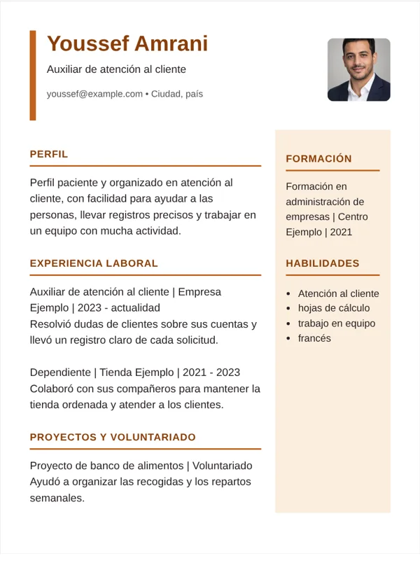 Columna derecha diseño de CV con datos de ejemplo ficticios