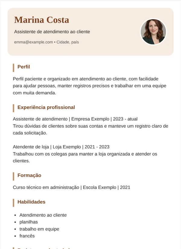 Criativo modelo de CV com dados de exemplo fictícios